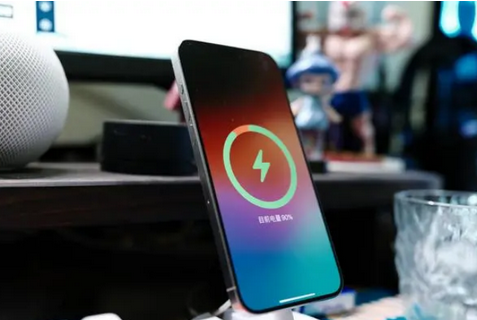 谯城苹果15换屏服务分享用什么充电器给iPhone15充电更好 